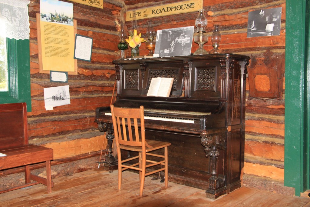Original Roadhouse in Delta Junction Es Roadhouse Oebernachtigs-, Verpflegigs- und Ichaufsmoeglichkeit gsi foer Uswanderer u.a. um 1906, wo sie die Stross baut haend und de Goldruusch voll dra gsi isch. Es isch no vollstaendig erhalte, eis vo de letschte.
