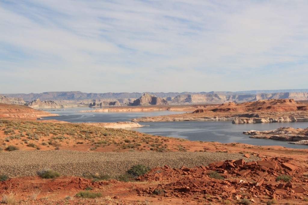 De Lake Powell isch eine vo 2 Stausee, wo's Wasser vom Colorado gstaut wird. So hät Kalifornie en Wasserspeicher för die nöchschte 10 Johr..., trotz Trocheperiode